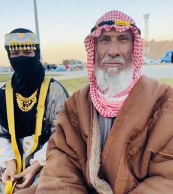 مواطن يفاجئ ابنته الوحيدة بقصيدة في يوم التأسيس ويصفها بالحورية.