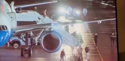 “فيديو”وثقت كاميرات سقوط أحد الأشخاص من سلم طائرة الرئيس الأمريكي لحظة وصوله إلى بولندا.