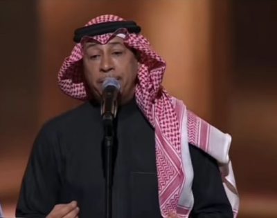 الدكتور “عبدالله رشاد” يعود للمسرح ويتفوق بشهادة الحضور والمشاهدين في ليلة “صوت الأرض” بعد غياب سنوات