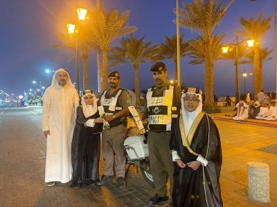 طلاب خيركم يوزعون الورود على زوار الكورنيش في يوم التأسيس…