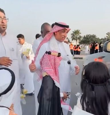 في يوم الاحتفاء بيوم التأسيس : بلدية ضمد ينثرون الورود على المواطنين…