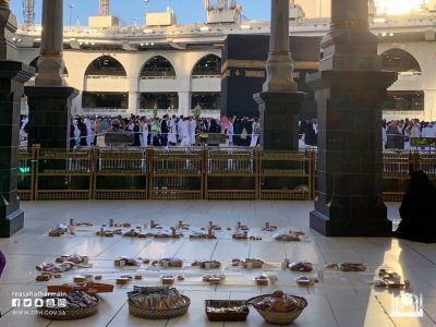 مجلس فتيات الرئاسة التطويري يقدم وجبات الإفطار الرمضانية للصائمات داخل المسجد الحرام