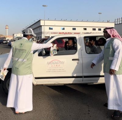 “موارد وبيئة مكة” تنظم مبادرة لتوزيع 500 وجبة إفطار
