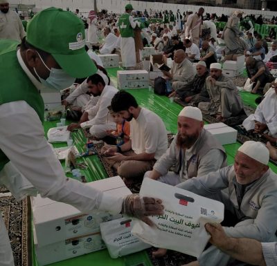 ويتواصل العطاء طوال شهر الخير والنماء من خلال إفطار الصائمين في ساحات المسجد الحرام