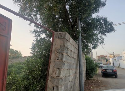 جدار معرّض للسقوط ينذر بكارثة على المارة في محافظة ضمد…