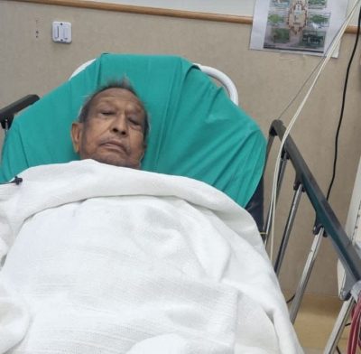 فريق طبي بصحة جدة يباشر حالة أحد المرضى ممن تم إجلاؤهم من السودان