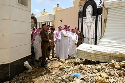 محافظ الطائف ” سعود بن نهار ” يقف على الأحياء المتضررة جراء الأمطار في الطائف