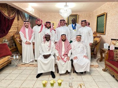 عدد من أبطال المملكة والرياضيين يعايدون الدكتور هاشم سرحان – عضو الإتحاد السعودي لكرة الطائرة (سابقا) في ديوانيتة