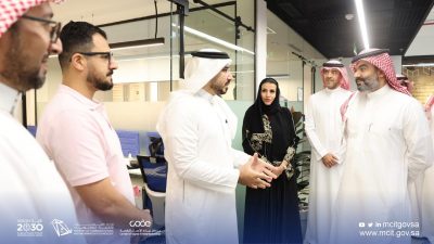 معالي وزير الاتصالات وتقنية المعلومات يدشن معمل كود جامعة دار الحكمة”