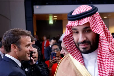 “فيديو “نظرة” سمو ولي العهد الأميرمحمد بن سلمان “لجون كيري في باريس ومحاولة قراءة شفاه الأمير تثير تفاعلا.