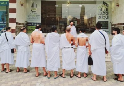 متعافون من الإدمان يؤدون العمرة عن زميلهم بعد وفاته