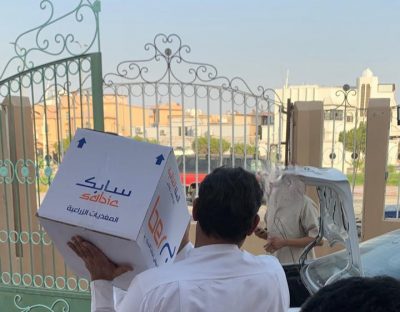 العيون الخيرية توزع 130 سلة غذائية بمشاركة من صندوق موظفي سابك الخيري