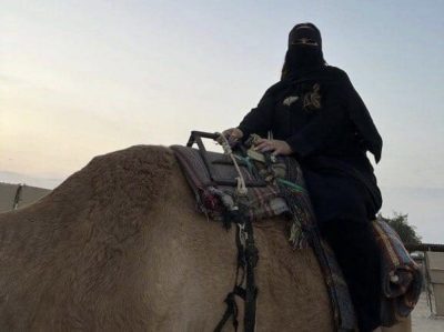 في أول ظهور لها. “والدة نيمار”ترتدي العباءة والنقاب وتمتطي الناقة في الرياض