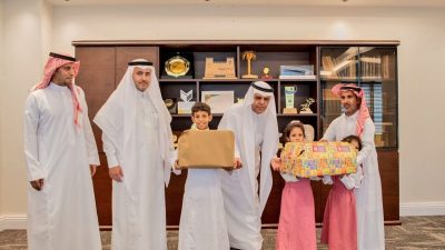 مدير تعليم القصيم يكرم طالبًا لحرصه على رعاية شقيقته الصغيرة..