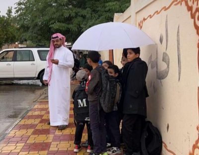 معلم موسى بن نصير الابتدائية بدومة الجندل يضرب أروع أمثلة الوفاء مع طلابة اثناء خروجهم وقت هطول الأمطار
