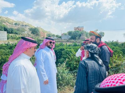 محافظ العارضة ومدير تطوير المناطق الجبلية بجازان يزورانِ جبل سلا ويلتقيان عدد من المزارعين..