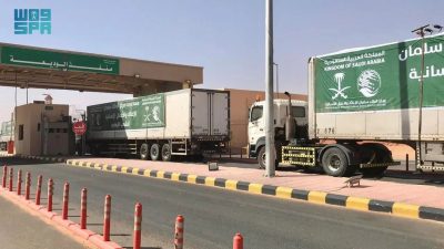42 شاحنة مقدَّمة من “إغاثي الملك سلمان” تعبر منفذ الوديعة متوجهة إلى عدد من المحافظات اليمنيّة