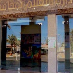 معالي وزير ” الشؤون الإسلامية والدعوة والإرشاد ” يبكي أثناء الحديث عن زوجته المريضة..