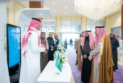 سمو أمير منطقة الباحة أثناء استعراض المنجزات في حفل الإمارة الختامي 2023م.. 