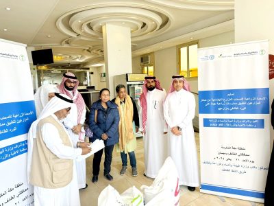 بيئة الطائف تسلّم الاسمدة لمزراعي مزارع الورد الطائفي الايضاحية..