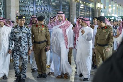 امير المدينة يزور رجال الأمن المشاركين في مهام أمن العمرة والزيارة..