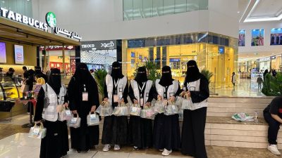 ضفاف العطاء التطوعي بحائل يوزع هدايا رمضانية لرواد العثيم مول