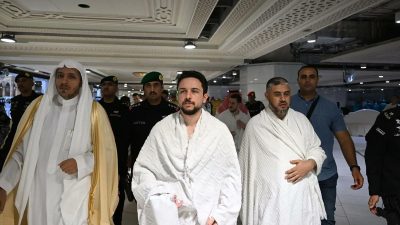 ولي عهد الأردن يؤدي مناسك العمرة..