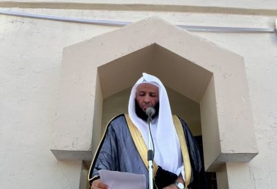 رئيس مركز ينبع النخل بندر بن نايف يتقدّم جموع المصلين في صلاة عيد الفطر المبارك