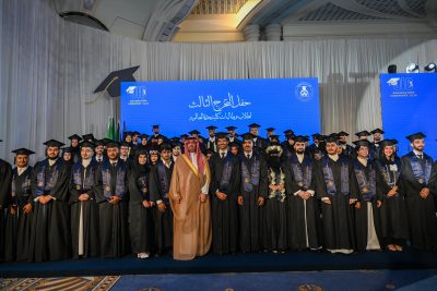 الأمير سعود بن جلوي يرْعَى حفل تخريج 470 من طلبة البكالوريوس والماجستير من كليّة جدة العالميّة الأهليّة