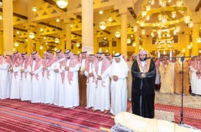 أمير الرياض يؤدي صلاة الميت على الأمير بدر بن عبدالمحسن..