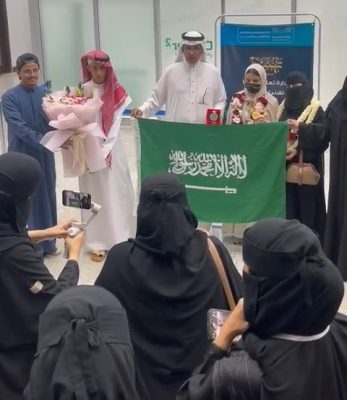 شاهد حفاوة الاستقبال للطالبة الموهوبة ليلك محمد حبيبي بمطار الملك عبدالله بن عبدالعزيز بجازان..