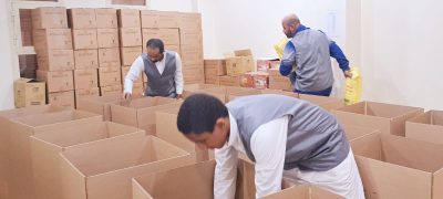 العيون الخيرية توزع 139 سلة غذائيّة  على المستفيدين