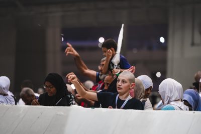 ضيوف خادم الحرمين الشريفين يرمون الجمرات في أول أيام التشريق