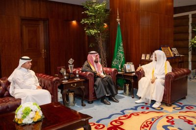 وزير الشؤون الإسلامية يتسلم وسام الجامعة الندوية الإسلامية ودرع جمعية خريجي الجامعات السعودية بالهند..