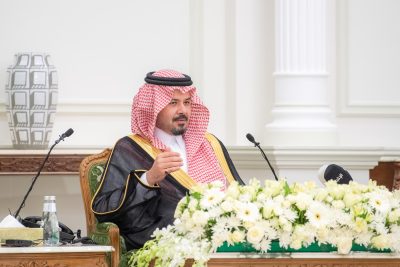 سلمان بن سلطان يستعرض دور جائزة المدينة المنورة..