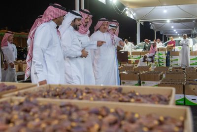 أمير المدينة يتفقد سوق التمور