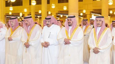 نائب أمير منطقة الرياض يؤدي صلاة الميت على الأميرة نوف بنت ناصر بن عبدالعزيز..