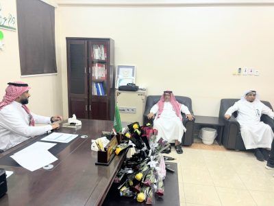 رئيس بلدية ضمد يزور مدرسة ثانوية السليل وينثر الزهور والورود على منسوبي المدرسة..