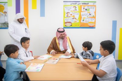 أمير المدينة يشارك طلاب وطالبات مدرسة مريم بنت عثمان يومهم الدراسي الأول..
