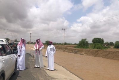 محافظ القنفذة يتفقد ميدانياً عدداً من المراكز والمواقع المتضررة جراء الأمطار الغزيرة