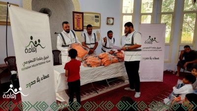 فريق رفادة التطوعي بمكة يقوم بتوزيع أكثر من (150) حقيبة مدرسيّة ضمْن مبادرة (العودة للمدارس)