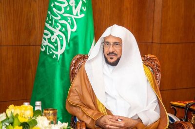 “آل الشيخ”: السعوديون لا يهتمون بالذباب! فهم مشغولون في البناء والإحسان..