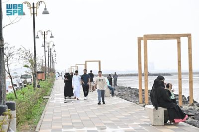 أهالي وزُوّار جازان يعيشون أجواء من البهجة مع زخات الأمطار.