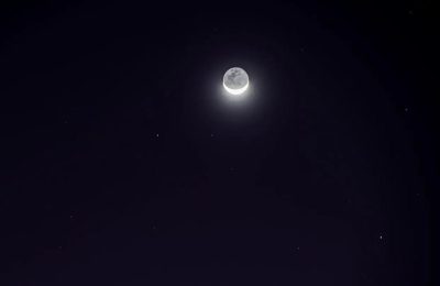 القمر المتناقص بسماء مدينة عرعر