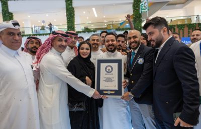 مجموعة أباريل تحطم رقماً قياسياً في موسوعة جينيس بأكبر عدد من التوقيعات على قميص واحد احتفالاً باليوم الوطني السعودي