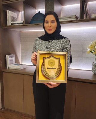 شيخة الكبيسى تحصل علي الدرع الذهبي في مجال العمل الإنساني