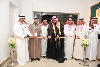 الشيبي يفتتح المعرض التشكيلي “كيف خلقت “