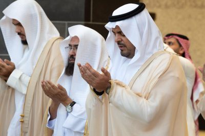 نائب أمير منطقة مكة المكرمة يؤدي صلاة الاستسقاء – والشيخ المعيقلي يؤم المصلين بالمسجد الحرام
