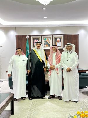 محافظ أبوعريش يلتقي بأعضاء اللجنة الإشرافية للمكتب التعريفي لجمعية المتقاعدين بمنطقة جازان