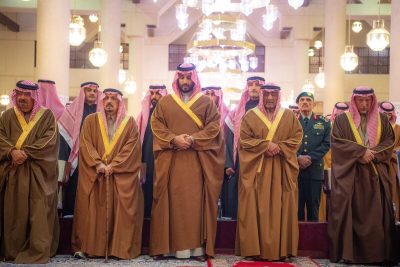 ولي العهد يؤدي صلاة الميت على الأمير محمد بن فهد بن عبدالعزيز..